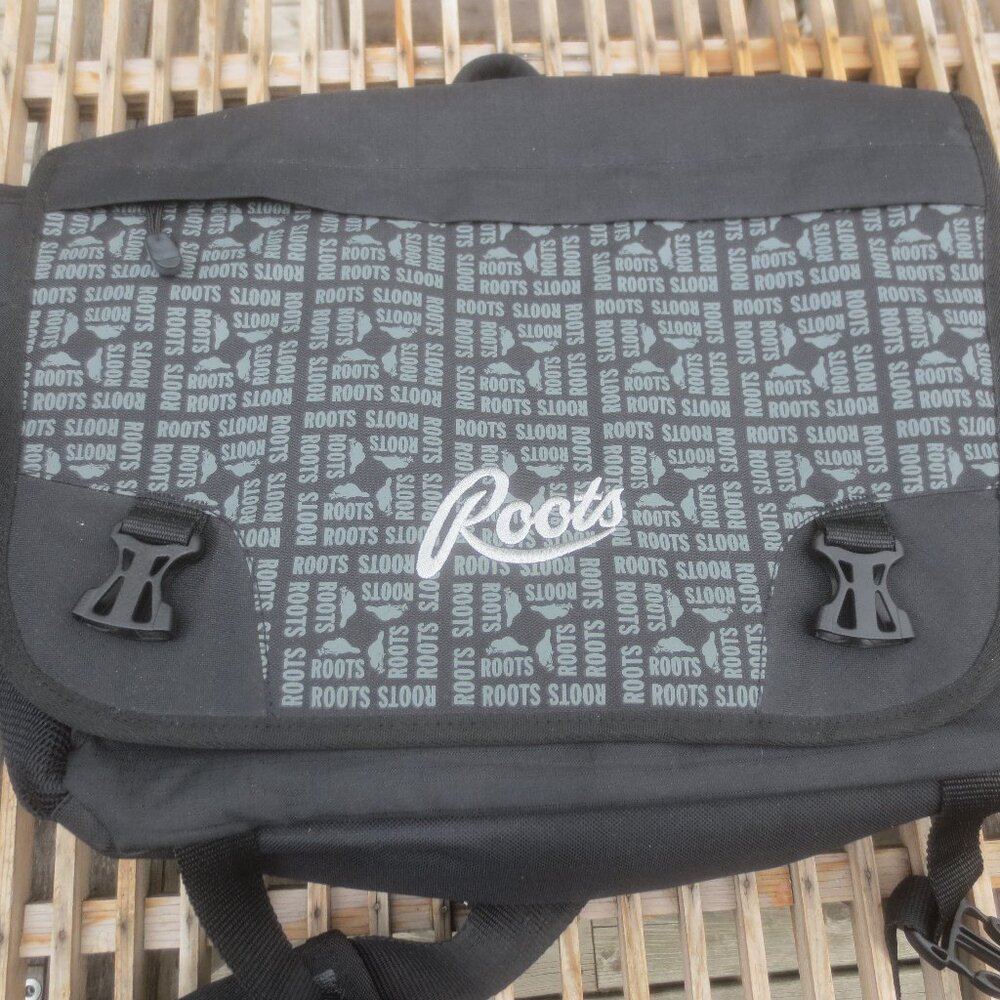Roots Canada Messenger Laptop School Work Travel Bag Crossbody Bag.